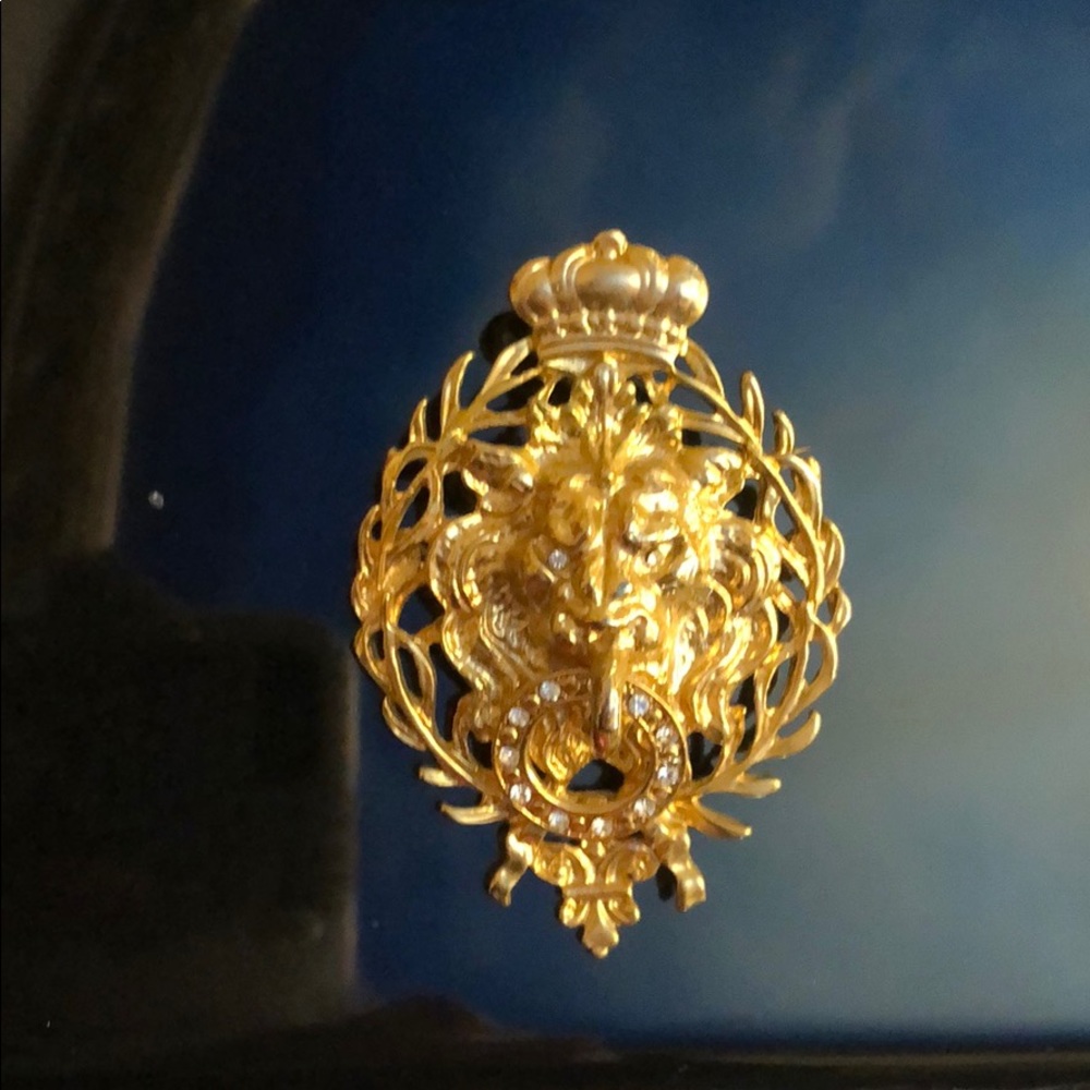 Regal lion Brooch with Rhinestone diamonds
